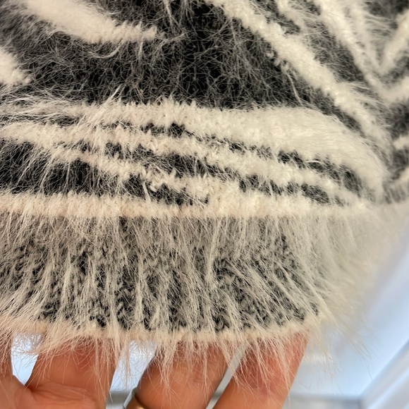 International Concepts Eyelash White Black Tiger Zebra LS Sweater Tunic SZ L - Picture 6 of 9